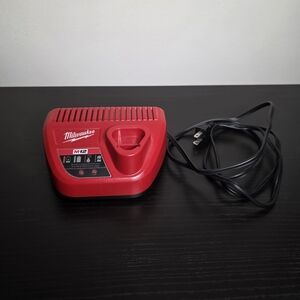 Milwaukee M12 Lithium Ion 12 Volt Battery Charger - Tested Working